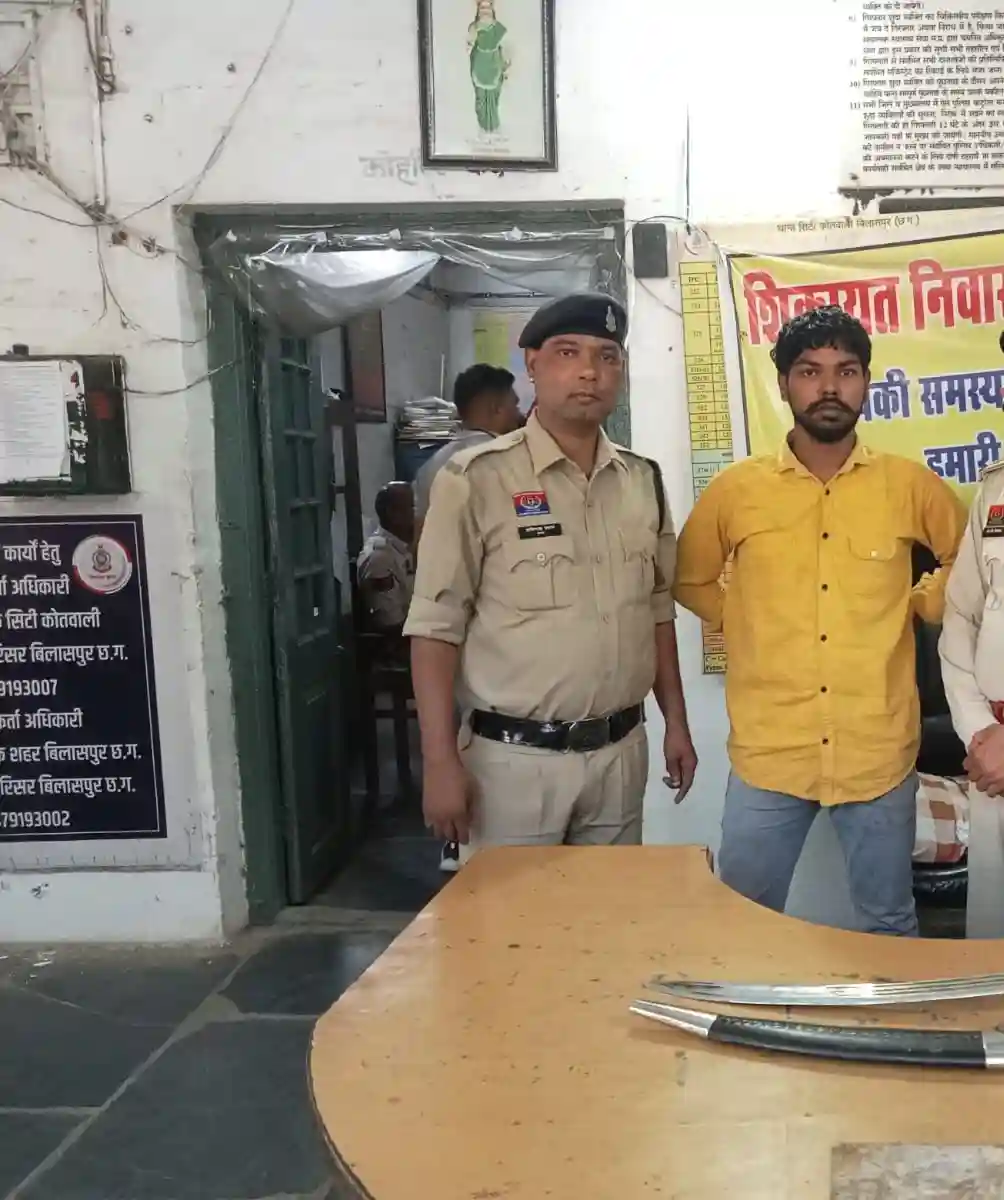 कतियापारा में तलवार लहराकर दहशत फैलाने वाला युवक गिरफ्तार, जेल भेजा गया
