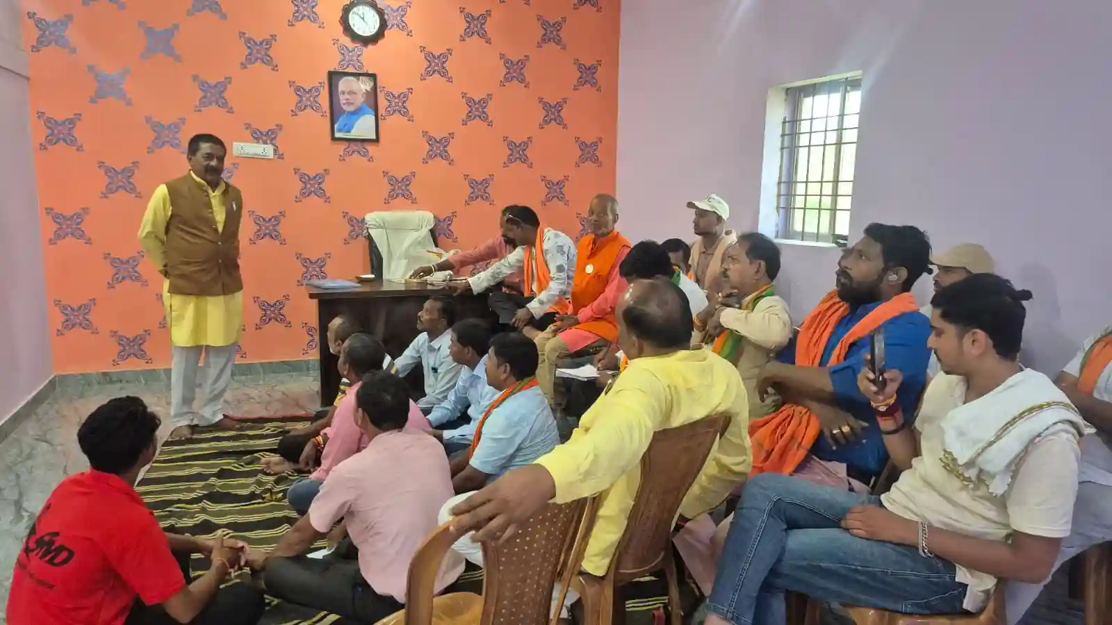ओखर में भाजपा झुग्गी-झोपड़ी प्रकोष्ठ ने सामूहिक रूप से सुनी मन की बात