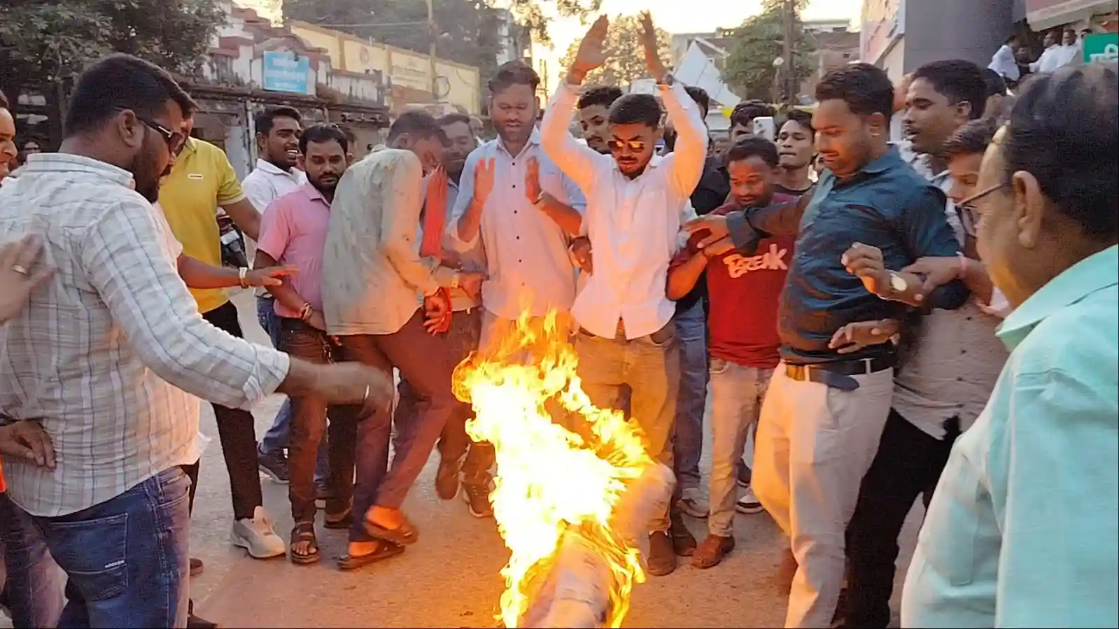 प्रधानमंत्री नरेंद्र मोदी के पिता का नाम लेकर बेहद आपत्तिजनक बयान देने वाले कांग्रेस के बुजुर्ग नेता और राष्ट्रीय अध्यक्ष मल्लिकार्जुन खड़गे के बयान के विरोध में किया गया पुतला दहन