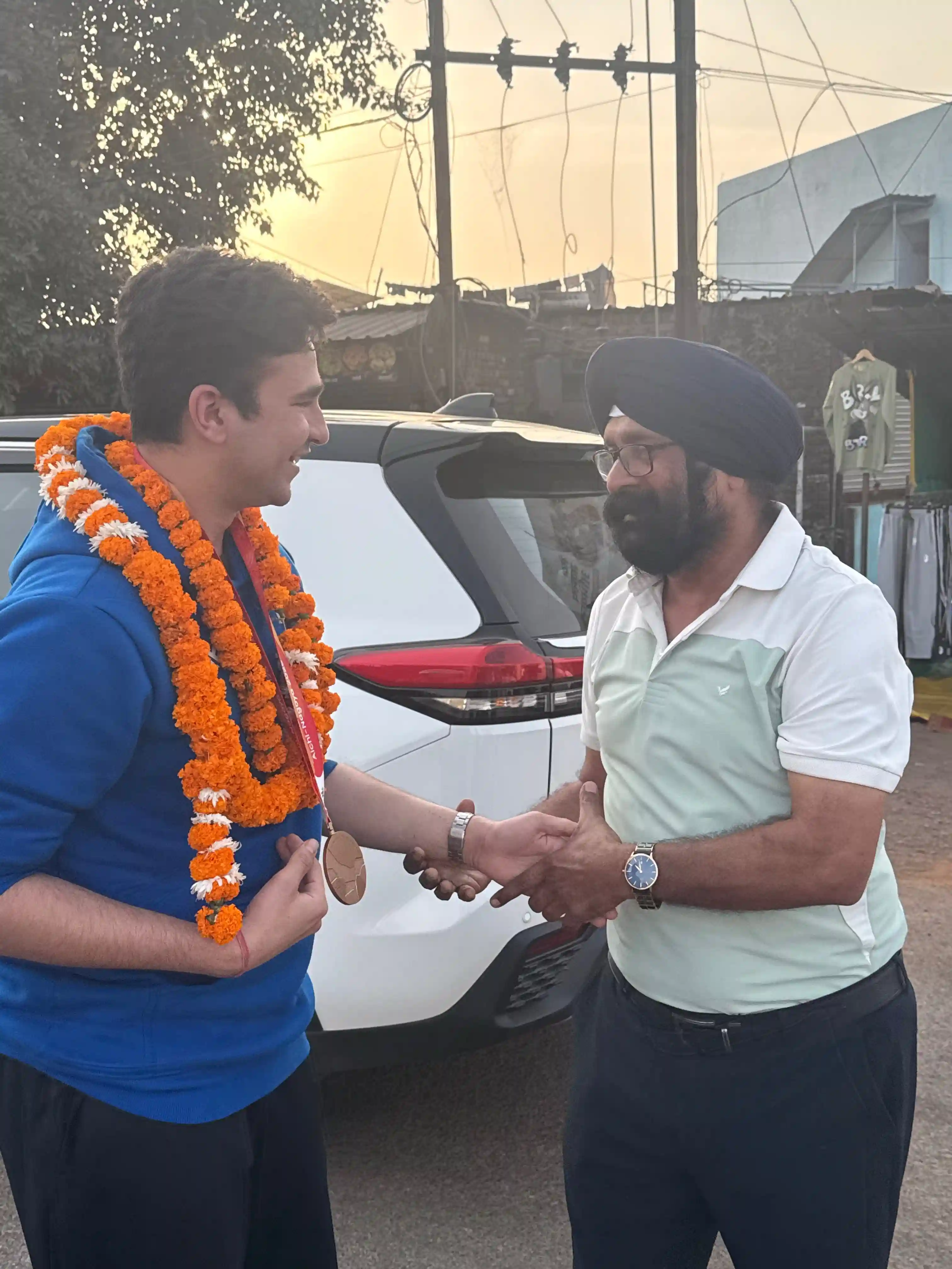 एशियन पैरा गेम्स में कांस्य पदक जीतकर लौटे अभिजीत सखुजा का स्वागत, बिलासपुर का बढ़ाया मान