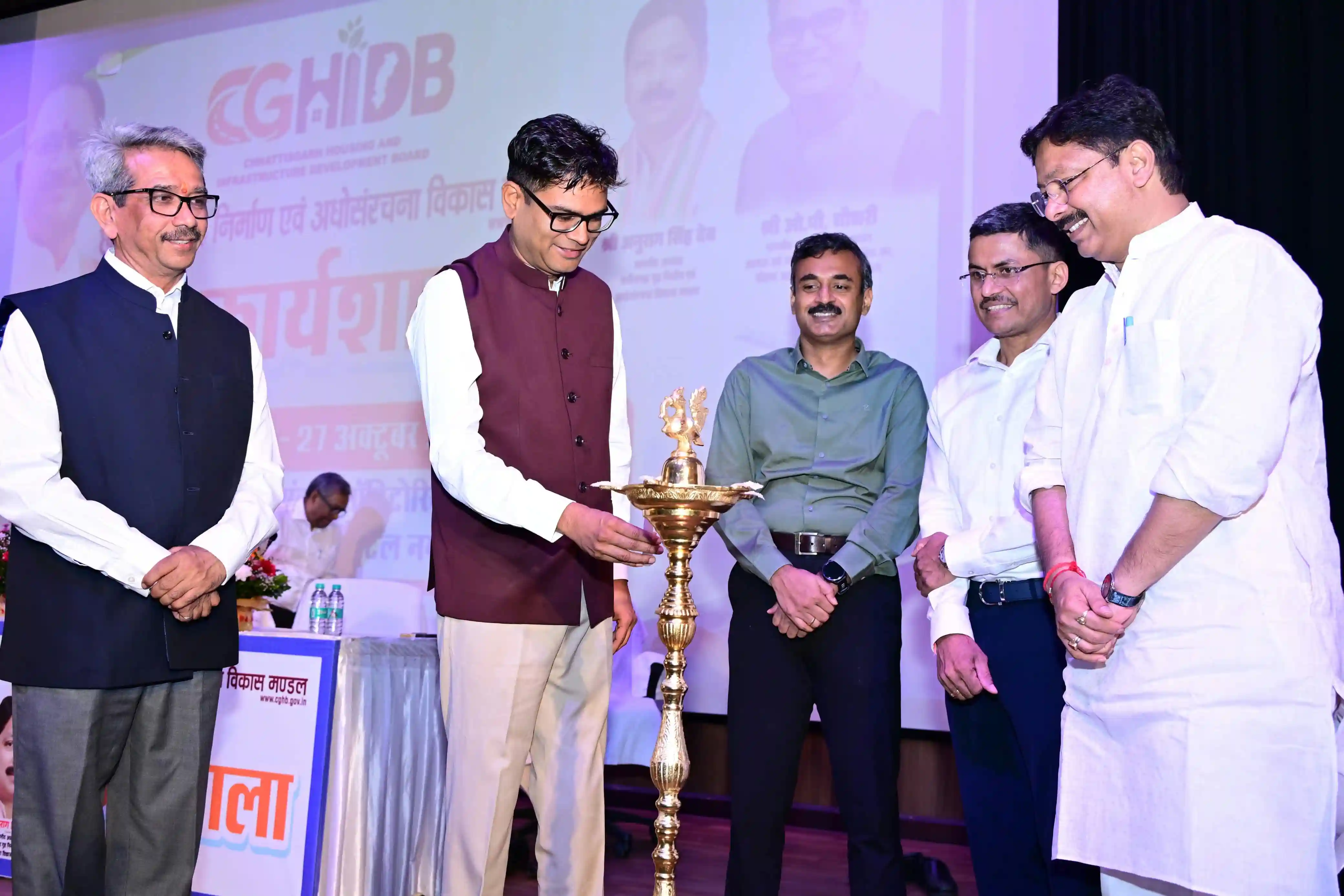 अपूर्ण एवं अपंजीकृत परियोजना पर CG-RERA की सख्त कार्रवाई, प्रमोटर को आबंटी को 6.87 लाख रुपये ब्याज भुगतान करने का आदेश