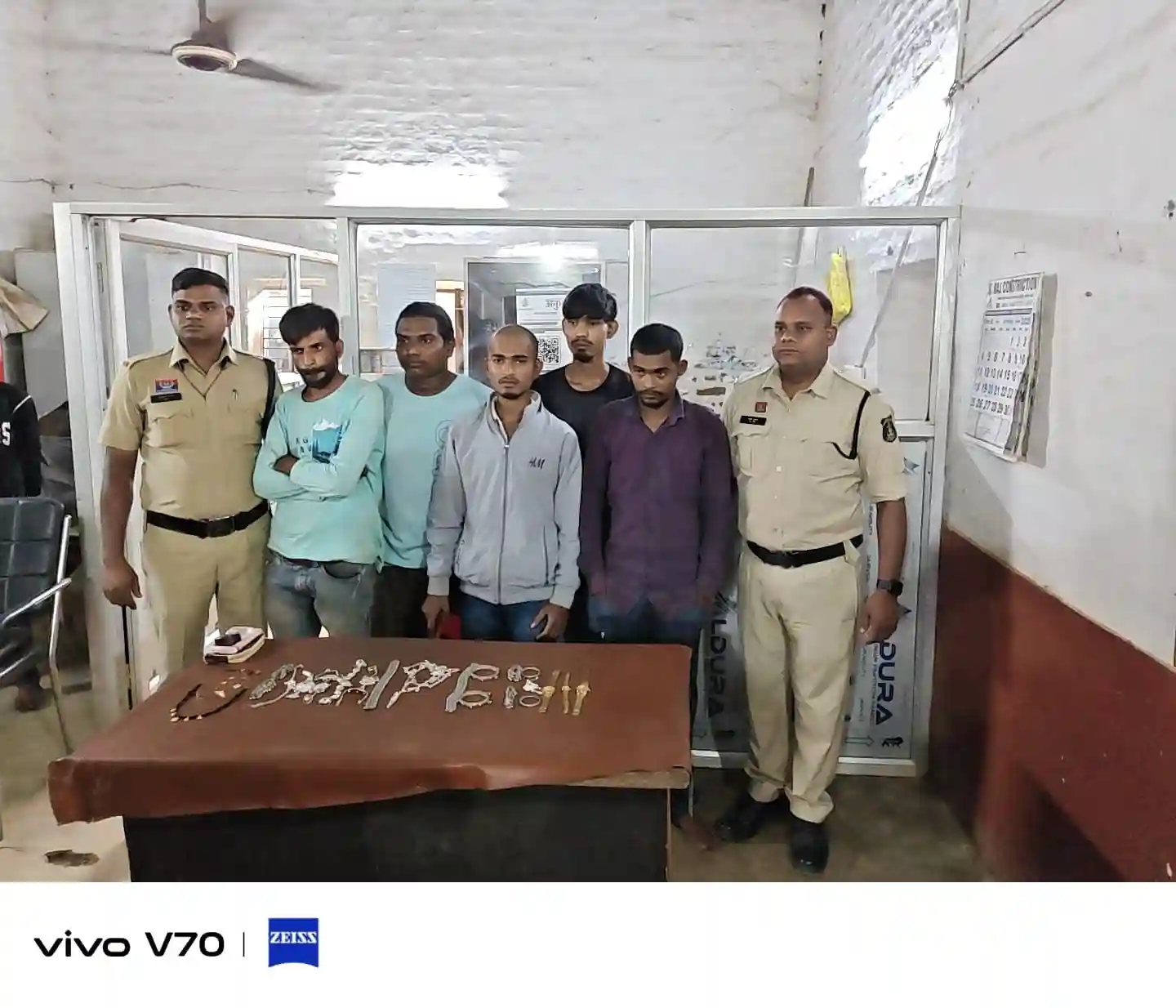 सूने मकान को बनाया निशाना, 5 आरोपी और एक अपचारी बालक गिरफ्तार सोने-चांदी के जेवर, बर्तन और हाथ घड़ी समेत 2 लाख का सामान बरामद