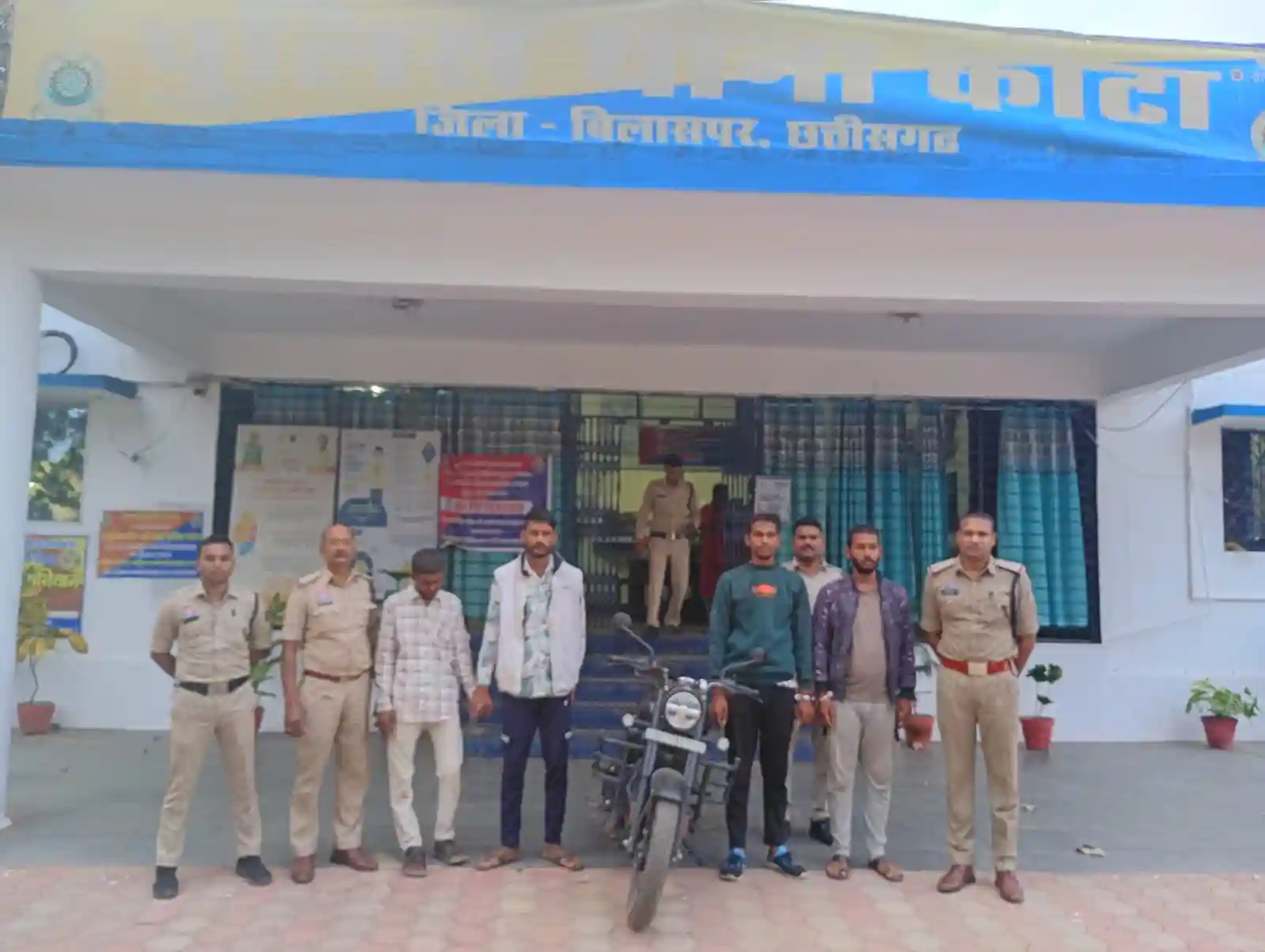 पुरानी रंजिश में चाकू से हमला, 4 आरोपी गिरफ्तार, गला काटकर मारने की धमकी देते हुए किए 3-4 वार, डंडे से भी पीटा; चाकू, डंडा और बुलेट जब्त