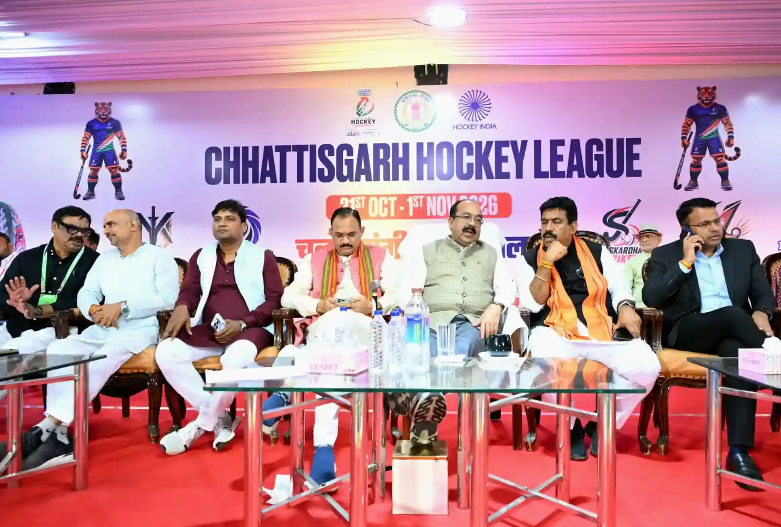हॉकी को जीवन का अभिन्न हिस्सा बनाएं, खेल से मिलता है अनुशासन और स्वस्थ रहने की प्रेरणा : अरुण साव, उप मुख्यमंत्री अरुण साव, स्वास्थ्य मंत्री श्याम बिहारी जायसवाल सहित अतिथियों ने सरदार वल्लभभाई पटेल अंतरराष्ट्रीय हॉकी स्टेडियम में देखा मुकाबला