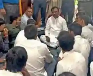 परीक्षा फॉर्म की गड़बड़ी पर छात्रों का घेराव, कुलसचिव भी धरने पर बैठे