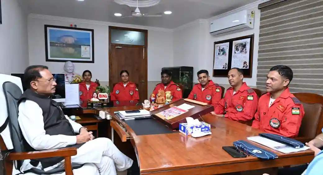मुख्यमंत्री श्री विष्णु देव साय से भारतीय वायु सेना की सारंग हेलीकॉप्टर डिस्प्ले टीम ने की सौजन्य मुलाकात