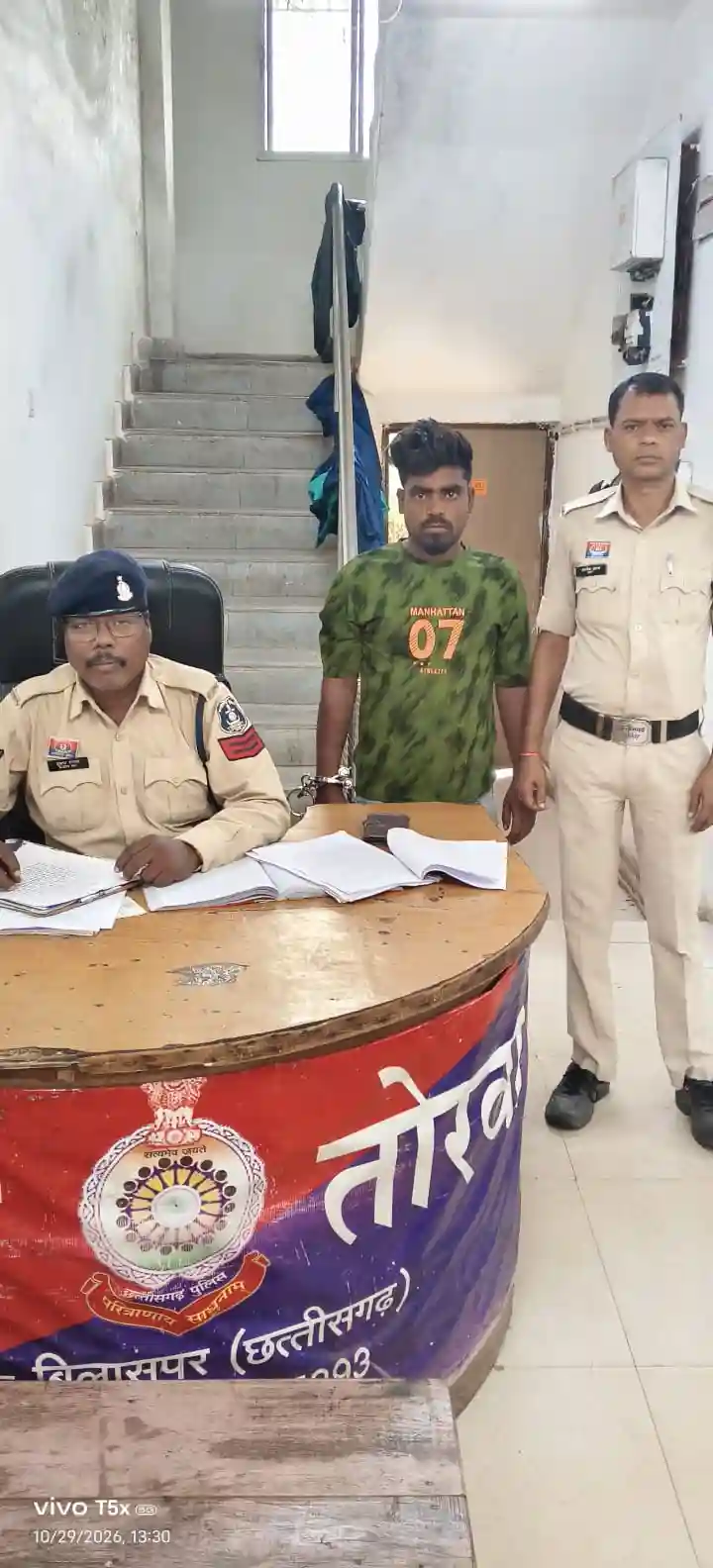 चलती बाइक पर चाकू लहराकर राहगीरों को डरा रहा युवक गिरफ्तार