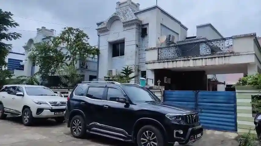 कोयला कारोबारी शाहबाज खान के अलका एवेन्यू स्थित ठिकाने पर EOW-ACB का छापा