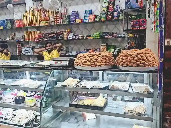 बंगाल स्वीट्स, साई सुपर मार्केट समेत 4 प्रतिष्ठानों से लिए खाद्य पदार्थों के सैंपल