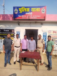 ट्रेन से सोने का जेवर चोरी करने वाला चोर 4 लाख रुपए के जेवर के साथ पकड़ाया