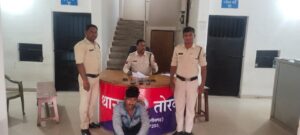 स्टेशन के बाहर पकड़ाया मोबाइल चोर , पास से 8 चोरी का मोबाइल बरामद