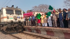 बिल्हा में ट्रेन के स्टॉपेज पर समारोह के साथ की गई खुशी जाहिर
