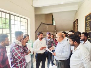 बीएएलएलबी 5th सेमेस्टर में पुनर्मूल्यांकन कराने विश्वविद्यालय का घेराव किया गया