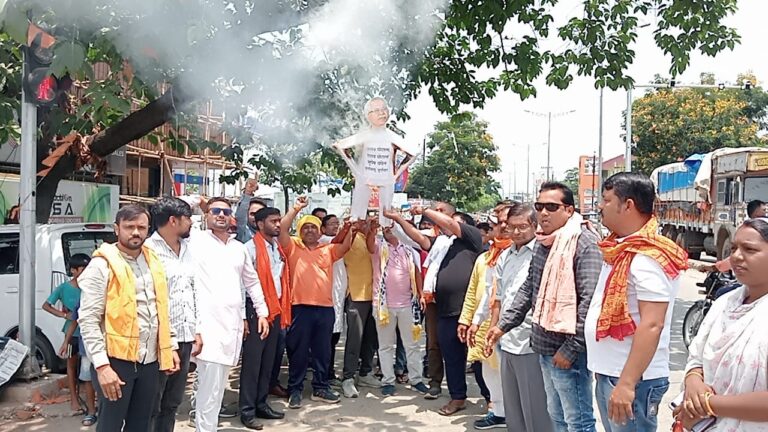 ईडी के छापे से सामने आए 2200 करोड़ के शराब घोटाले के खिलाफ भाजपा का प्रदर्शन,भाजपा बेलतरा शहर मंडल ने फूंका मुख्यमंत्री भूपेश बघेल का पुतला,