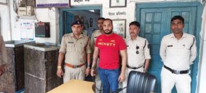 शिखावाटीका के संचालक बुजुर्ग को आत्महत्या के लिए विवश करने के मामले में फरार कुख्यात बदमाश ऋषभ पनिकर को पुलिस ने नागपुर से ढूंढ निकाला, एक बार फिर जुलूस निकालकर पुलिस ले गई जेल