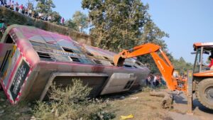 कारीआम के पास यात्री बस हुई दुर्घटनाग्रस्त, हादसे में 2 बस यात्रियों की गई जान, सभी यात्री घायल , घायलों को बिलासपुर किया गया रेफर
