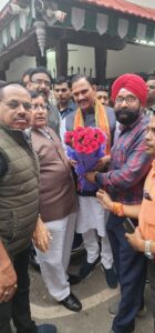 बिलासपुर पहुंचे स्वास्थ्य मंत्री श्याम बिहारी जायसवाल से मिलने पहुंचे अमरजीत सिंह दुआ और महिला मोर्चा की कार्यकर्ता