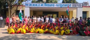 ग्राम परशुरामपुर हाई स्कूल में भी धूमधाम से मनाया गया गणतंत्र दिवस, सरपंच ने किया ध्वजारोहण
