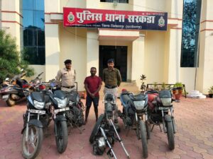 सरकंडा पुलिस ने शातिर मोटरसाइकिल चोर और गांजा बेचने वाले नशे के सौदागर को पकड़ा