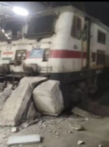 छत्तीसगढ़ एक्सप्रेस का इंजन जा टकराया प्लेटफार्म के डेट एंड से, रेलवे का दावा सब कुछ है सामान्य
