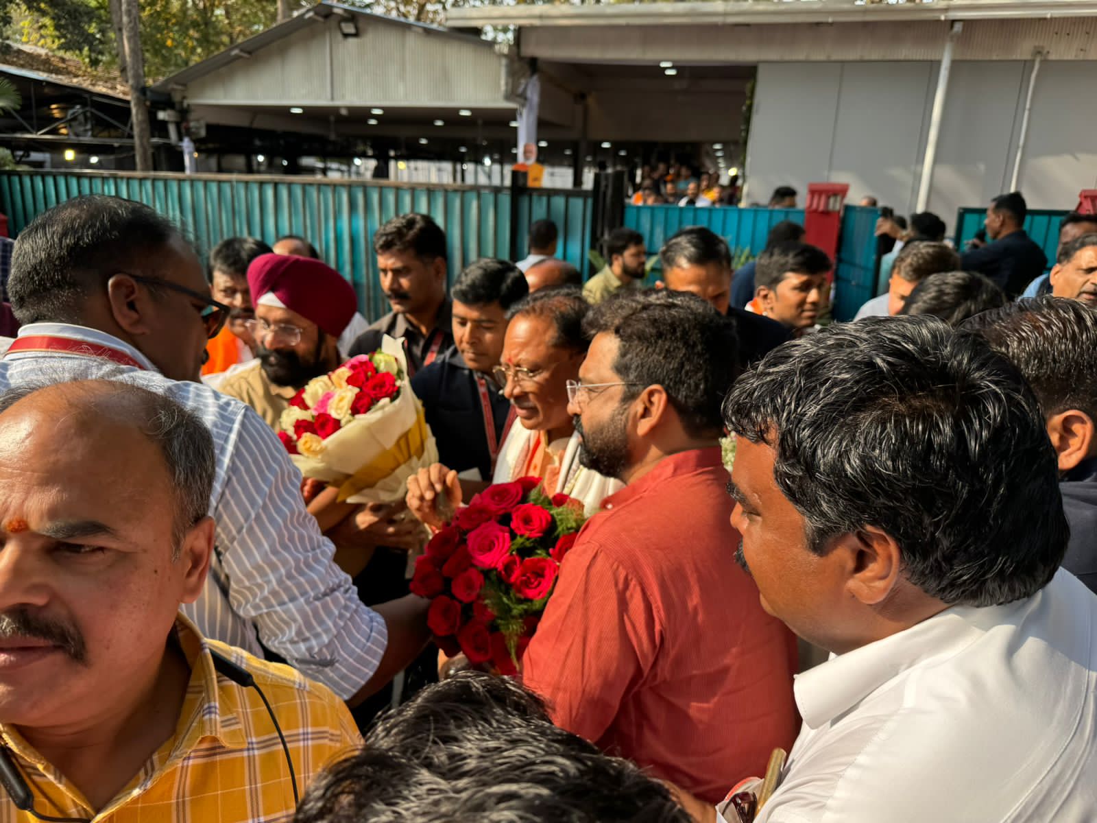 मुख्यमंत्री विष्णु देव साय ने किया गृह प्रवेश, बधाई देने पहुंचे अमरजीत सिंग दुआ