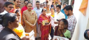 लाभार्थी संपर्क अभियान के तहत विधायक अमर अग्रवाल ने जनता को दी भाजपा सरकार की विभिन्न योजनाओं की जानकारी