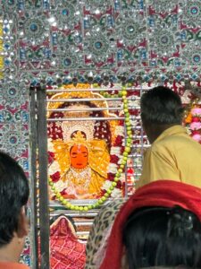 दुर्गा महाष्टमी पर गोल बाजार हरदेवलाल मंदिर में की गई भगवती की महा आरती, सम्मिलित हुए शरद शुक्ला और उनका परिवार