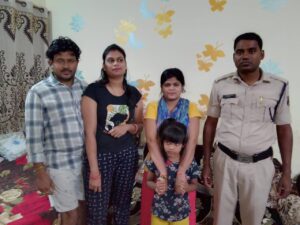 घर से भटक कर गुम हुई 5 साल की मासूम को उसके माता-पिता से मिलाया डायल 112 टीम ने