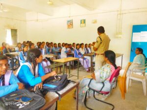 सूरजपुर पुलिस ने दी गर्मी से बचाव की जानकारी, छात्राओं को अभिव्यक्ति ऐप के उपयोगिता के बारे में कराया अवगत, दुरस्थ मतदान केन्द्र लूल्ह का लिया जायजा