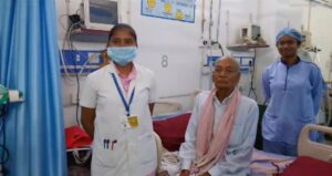 बड़े-बड़े निजी अस्पताल और एम्स में नहीं बल्कि प्रदेश के स्वास्थ्य मंत्री के बड़े पिताजी का इलाज चल रहा है बिलासपुर के जिला अस्पताल में