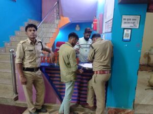 लोकसभा चुनाव को लेकर सूरजपुर पुलिस एलर्ट, चेकपोस्ट पर पुलिस और पैरामिलिट्री फोर्स के द्वारा की जा रही सघनता से चेकिंग, जिले के सभी शराब की दुकानें की गई सील