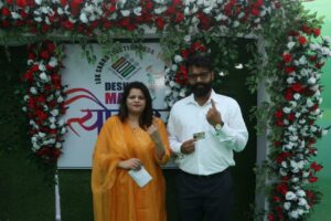 जिला निर्वाचन अधिकारी ने किया अपने मताधिकार का प्रयोग