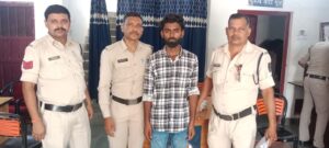 तलवार लहरा कर दहशत फैलाने वाले बदमाश पकड़े गए, तो वही ट्रेलर का डीजल बेचकर भागने वाला चोर ड्राइवर भी पकड़ाया