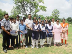 निर्धन छात्र निधि से बच्चों को निःशुल्क गणवेश वितरित