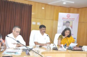 राष्ट्रीय सफाई कर्मचारी आयोग, सामाजिक न्याय एवं अधिकार मंत्रालय, भारत सरकार के अध्यक्ष एम. वेंकटेशन के साथ महाप्रबंधक, दक्षिण पूर्व मध्य रेलवे एवं अधिकारियों की हुई बैठक