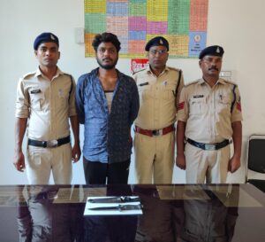 हथियारों के साथ पकड़ाये बदमाश, आर्म्स एक्ट का मामला दर्ज