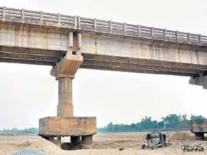 लोक निर्माण विभाग ने पुलों के दोनों ओर अस्थाई बैरियर, रिफ्लेक्टर और साइन-बोर्ड लगाने के दिए निर्देश, क्षतिग्रस्त पुलों की रेलिंग एवं क्रैश बैरियर का निरीक्षण कर आवश्यक सुधार कार्य करने कहा,वर्षा ऋतु में अतिवृष्टि से जान-माल की सुरक्षा और सुरक्षित यातायात के लिए विभाग ने सभी मुख्य अभियंताओं, अधीक्षण अभियंताओं एवं कार्यपालन अभियंताओं को जारी किया परिपत्र, अधीक्षण अभियंताओं को हर 15 दिनों में व्यवस्थाओं की समीक्षा के निर्देश