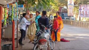 सिविल लाइन थाने के सामने दो पक्षों में हुई जमकर मारपीट , लोग देखते रहे तमाशा