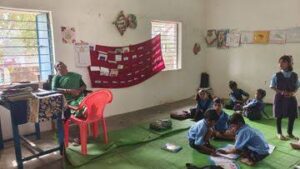 पहले क्लास रूम में सोती हुई सहायक शिक्षिका का वीडियो हुआ वायरल, अब इस मामले को रफा-दफा करने कथित तौर पर अधिकारी फोन पर प्रधान पाठिका को धमकाते हुए मांग रहे रकम