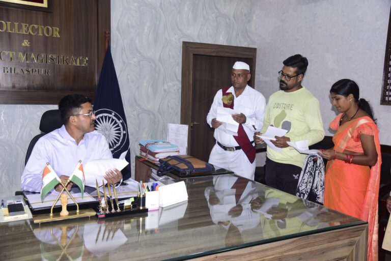 जनदर्शन-में-कलेक्टर-ने-सुनी-लोगों-की-समस्याएं-2.jpeg