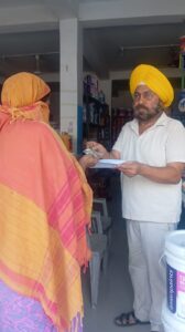 स्कूल फीस पटाने में की छात्रा की मदद
