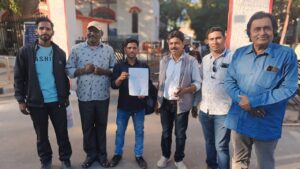 ग्राम कुली की जर्जर सड़क के निर्माण और नियमित जल छिड़काव की मांग के साथ ग्रामीणों ने कलेक्टर को सौंपा ज्ञापन