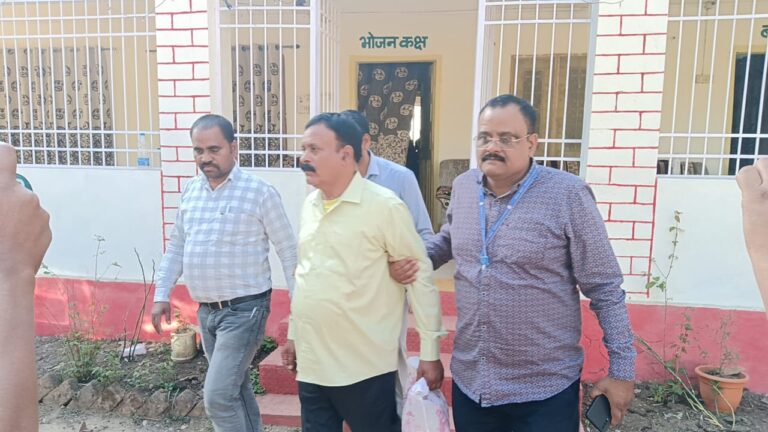 खरसिया : पीएम आवास के नाम पर रिश्वतखोरी, वन विभाग का रेंजर 15 हजार की घूस लेते एसीबी के हत्थे चढ़ा…
