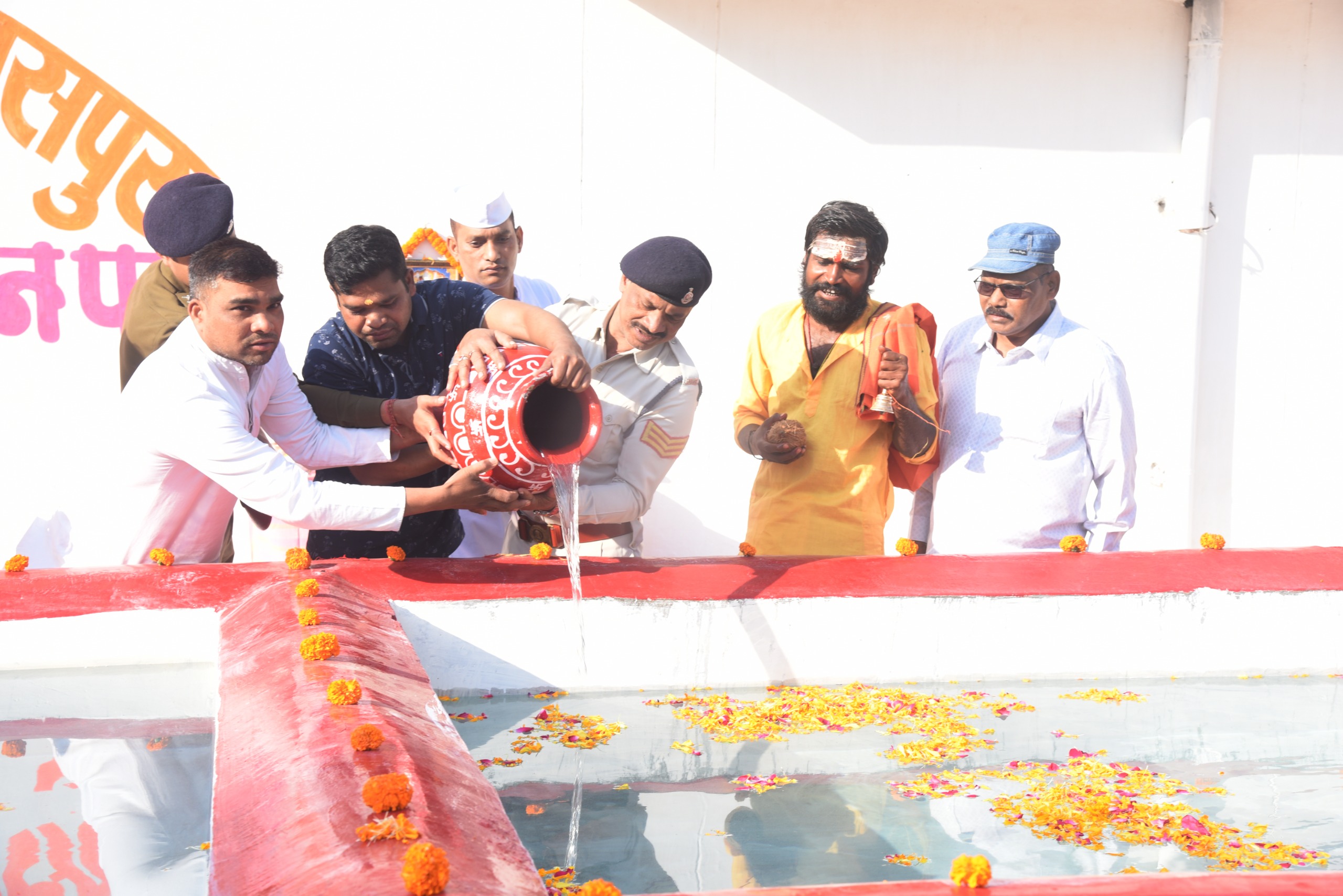 बिलासपुर केन्द्रीय जेल में महाकुंभ, कैदियों ने जेल में किया गंगा स्नान, लगाई डुबकी