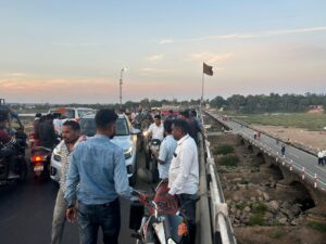 मंडला के नर्मदा पुल पर बड़ा हादसा टला, मिर्गी का दौरा पड़ने से ट्रैक्टर चालक पुल पर गिरा