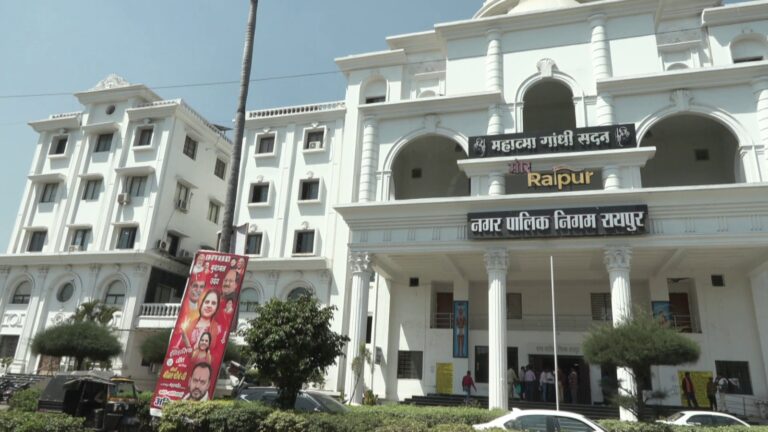 रायपुर में करोड़ों के वाटर एटीएम बने शोपीस, तीन साल से प्यासे खड़े एटीएम, अधिकारी बोले— “सर्वे करा रहे हैं”