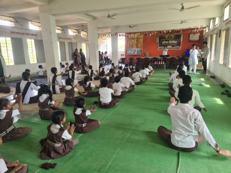 राजकिशोर नगर सरस्वती शिशु मंदिर में एक दिवसीय योग शिविर का आयोजन , योग गुरु मोनिका पाठक ने कहा योग केवल व्यायाम नहीं जीवन जीने की है कला