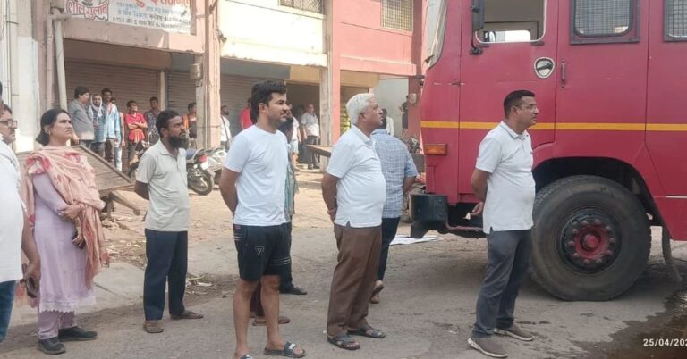 व्यापार विहार के ड्राई फूड एजेंसी में लगी आग, करोड़ो के नुकसान की खबर
