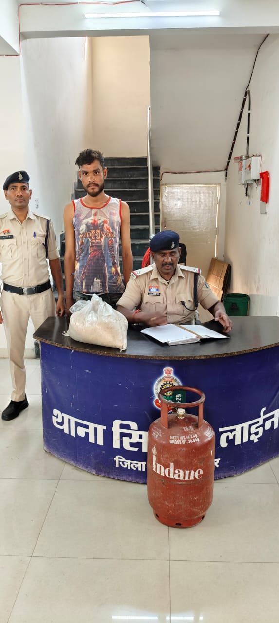 घर में घुसकर चावल चोरी करने वाला आरोपी चढ़ा सिविल लाइन पुलिस के हत्थे, घरेलू गैस सिलेंडर, चावल और प्लास्टिक कुर्सी की आरोपी से बरामदगी