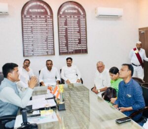 फर्जी डिग्रीधारी कार्डियोलॉजिस्ट, अपोलो अस्पताल प्रबंधन और तत्कालीन सीएचएमओ के खिलाफ एफआईआर दर्ज कराने और हाईलेवल जांच की मांग, कांग्रेस डेलीगेशन ने कलेक्टर को सौंपा मुख्यमंत्री के नाम ज्ञापन